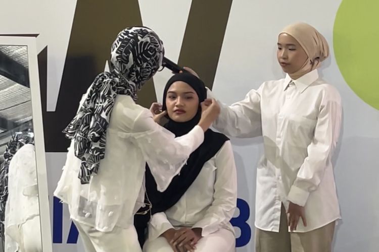 tutorial hijab, tutorial hijab simple, tutorial hijab pashmina simple untuk remaja, tutorial hijab pashmina untuk sehari hari, Tutorial Hijab Pashmina Kasual untuk Aktivitas Sehari-hari, Cuma 5 Langkah, 1. Lapisi inner hijab dengan pashmina, 2. Kaitkan bagian depan hijab dengan peniti atau magnet, 3. Letakkan sisi yang pendek ke belakang bahu, 4. Tarik dan gabungkan sisi panjang ke belakang leher, 5. Sesuaikan bagian depan area wajah