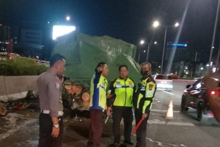 bahu jalan tol, tabrak belakang, bahaya menyalip lewat bahu jalan, Bahaya Menyalip Kendaraan Lain Lewat Bahu Jalan Tol
