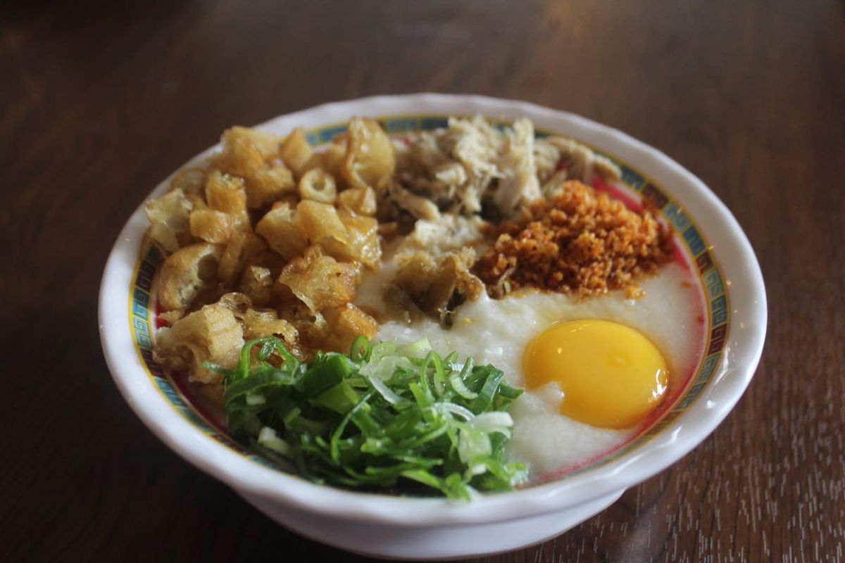 bubur kacang hijau, Resep bubur ayam, bubur ketan hitam, bubur terenak di asia, bubur terbaik di asia, bubur ayam bandung, 5 Resep Bubur Khas Indonesia yang Masuk Daftar Bubur Terenak di Asia, 1. Bubur Ayam Bandung, 2. Bubur Ketan Hitam, 3. Bubur Kacang Hijau, 4. Papeda Asli Papua, 5. Bubur Manado