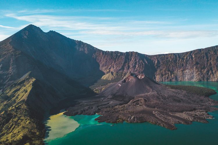 Gunung Rinjani, pendakian gunung rinjani dibuka, tarif masuk gunung rinjani, kapan pendakian gunung rinjani buka, harga tiket pendakian gunung rinjani, Pendakian Gunung Rinjani Kembali Dibuka, Warganet Brasil Protes