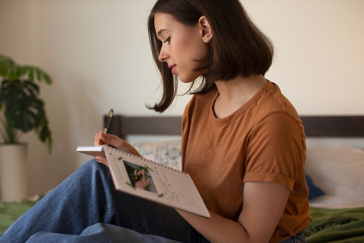 stres, Waspadai 5 Kebiasaan Saat Stres yang Memicu Kenaikan Berat Badan, 1. Emotional eating, 2. Mengonsumsi makanan yang "mudah diakses", 3. Kurang berolahraga, 4. Melewatkan makan, 5. Kurang tidur, 1. Jadikan olahraga sebagai prioritas, 2. Pilih comfort foods yang lebih sehat, 3. Terapkan mindful eating, 4. Catat pola makan harian, 5. Perbanyak minum air putih