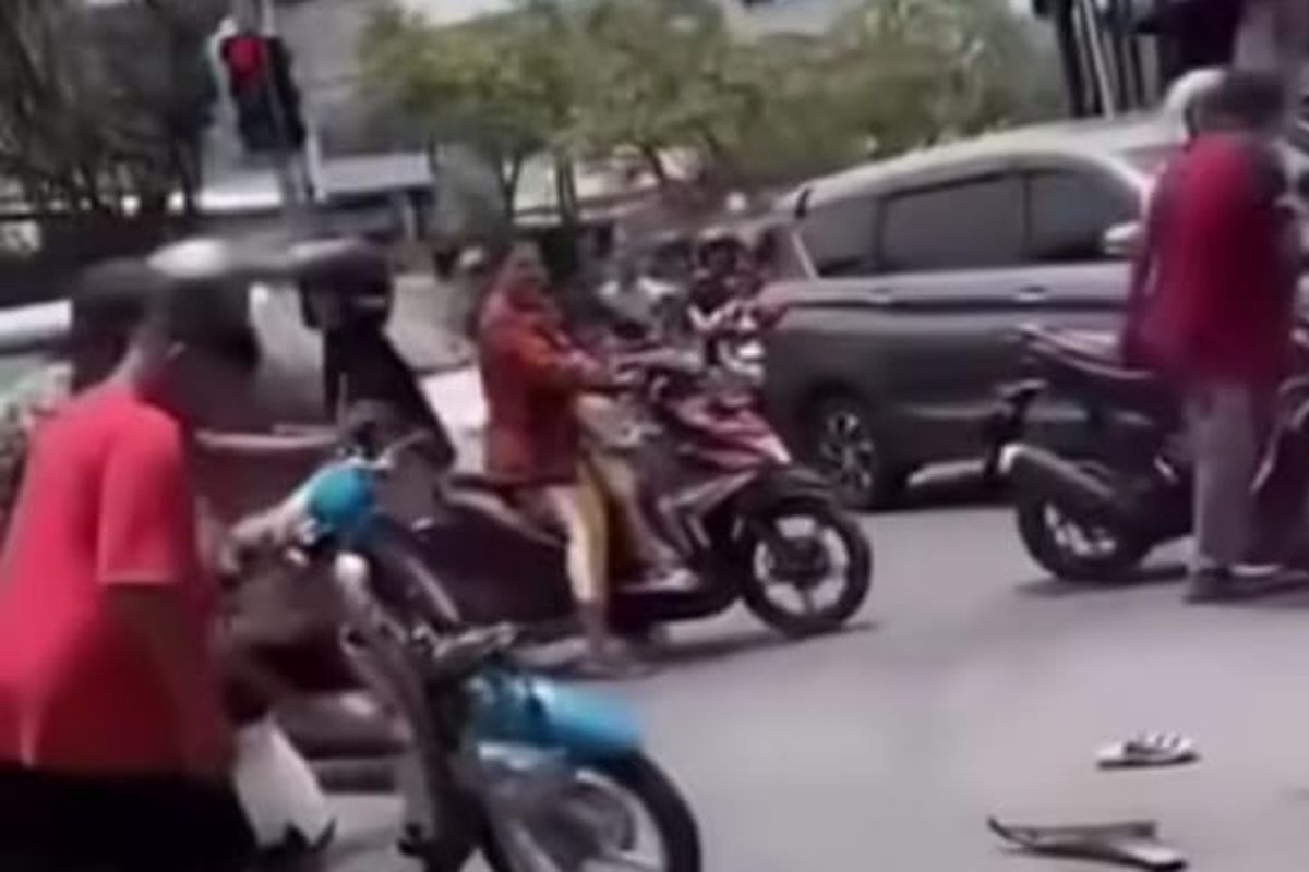 Medan, jambret, Kronologi Emak-emak di Medan Tabrak Jambret Usai Gelangnya Dirampas, Kronologi Kejadian, Pelaku Menabrak Becak, Kemudian Ditabrak Korban, Pelaku Sempat Dihajar Warga, Tuti Mengalami Luka Akibat Jatuh dari Motor