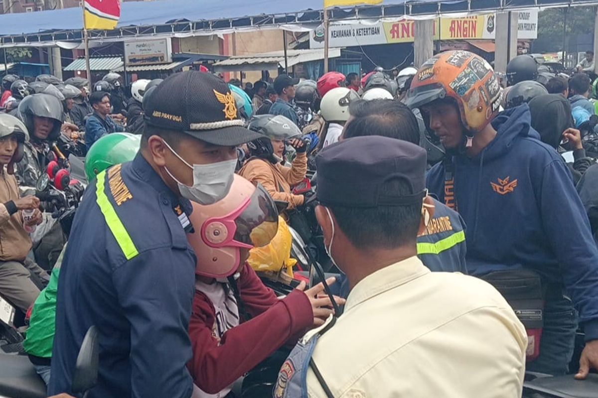 Pelabuhan Gilimanuk, Antrean di Pelabuhan Gilimanuk Mengular Hingga 31 Kilometer, 16 Pemudik Pingsan