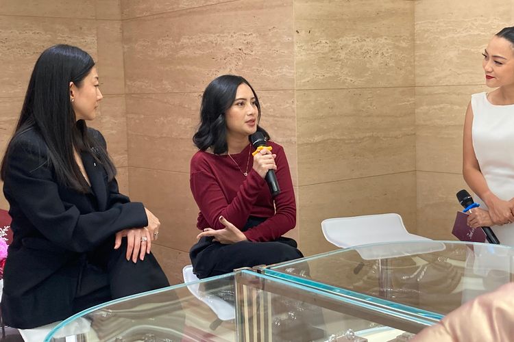 Perhiasan, frank and co, frank n co, gerai pertama frank n co, gerai Frank and co di PIM, Wajah Baru Gerai Pertama Frank &amp; co. di PIM, Elegan dan Modern, Konsep timeless seperti berlian, Seragam yang elegan, Lukisan “The True Jewels of Life”, Menampilkan beragam koleksi perhiasan
