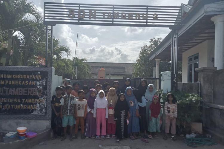 Pamekasan, sekolah disegel, penyegelan sekolah, sekolah disegel ahli waris, Sekolah disegel di Pamekasan, Sekolah disegel Pamekasan, SDN 2 Tamberu, SDN 2 Tamberu pamekasan, Kisah di Balik Penyegelan SDN Tamberu 2 Pamekasan, dari Sengketa Lahan hingga MBG Dibagi di Luar Pagar, Sudah Dua Kali Disegel, Siswa Belajar Daring dan Distribusi MBG di Luar Pagar Sekolah, SPPG Tetap Salurkan Makanan untuk 111 Siswa, Sekolah Masih Tunggu Mediasi Pemerintah