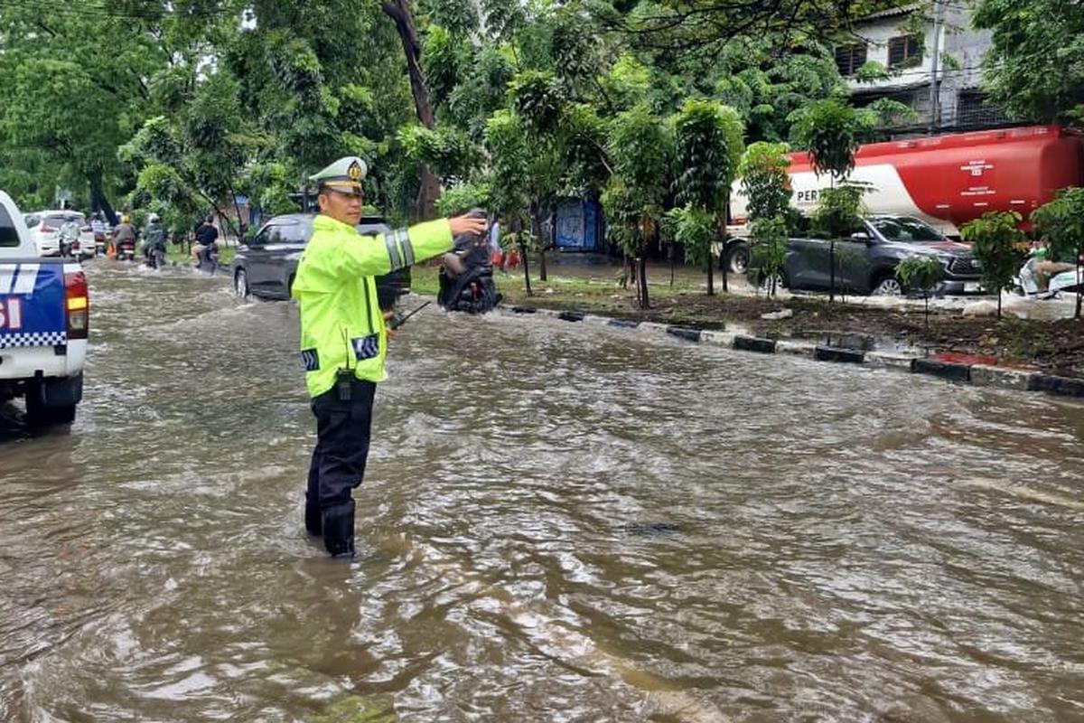 lalu lintas, Jakarta Barat, Genangan Air Ganggu Lalu Lintas di Jakarta Barat