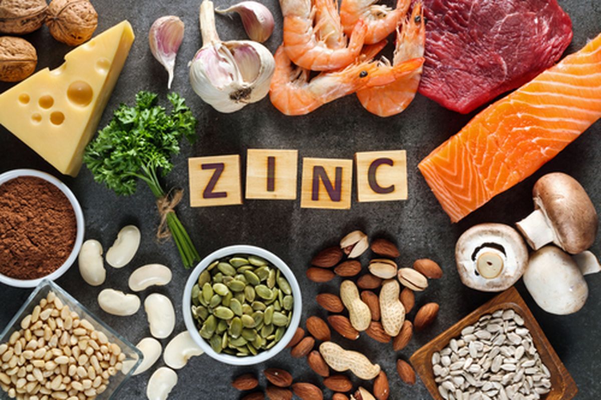 zinc untuk jerawat, cara mengatasi jerawat, obat jerawat alami, zinc untuk apa, manfaat zinc untuk wajah, fungsi zinc untuk jerawat, Manfaat Zinc untuk Kulit Berjerawat, Cara Kerja dan Penggunaannya, 1. Mengurangi peradangan, 2. Mengontrol produksi sebum, 3. Memiliki sifat antibakteri, 4. Membantu penyembuhan luka, 5. Menurunkan risiko kekambuhan jerawat