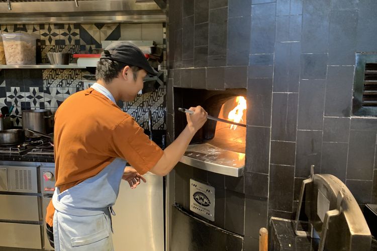cara membuat pizza rumahan, cara membuat pizza oven, cara membuat pizza ala hotel, bahan apa saja yang dibutuhkan untuk membuat pizza, tips membuat pizza ala chef, 6 Cara Bikin Pizza di Rumah ala Chef Hotel Bintang Lima, Ini Tipsnya, 1. Campur bahan pizza hingga kalis, 2. Istirahatkan adonan pizza selama tiga jam, 3. Adonan pizza bisa disimpan tiga hari, 4. Jangan pakai saus tomat terlalu banyak, 6. Panggang pizza di suhu tinggi