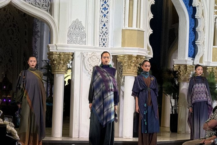 scarf, Raya Soiree, Deden Siswanto Sulap Scarf Jadi Busana di Runway Raya Soiree