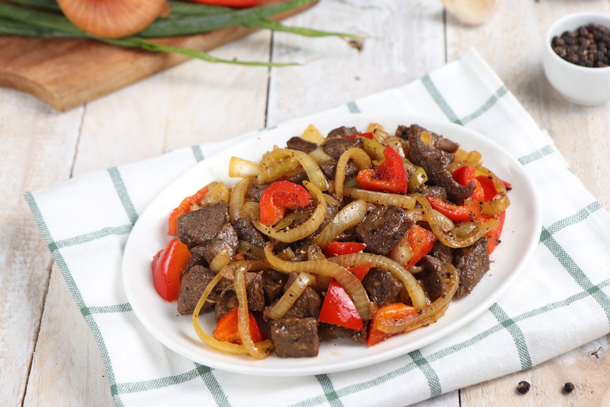 daging sapi, lada hitam, resep, Resep Daging Sapi Lada Hitam, Dagingnya Empuk Bumbunya Meresap!, Bahan Utama dan Marinasi Daging:, Bahan Saus Lada Hitam (Black Pepper Sauce):, Bahan Sayuran dan Aromatik:, 1. Marinasi Daging Sapi, 2. Racik Saus Lada Hitam, 3. Menumis Daging (Searing), 4.Menumis Sayuran dan Menyatukan Hidangan