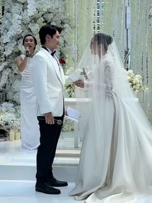 Amanda manopo dan kenny austin, amanda manopo menikah, kenny austin dan amanda manopo, pernikahan amanda manopo, pernikahan Amanda Manopo dan Kenny Austin, amanda manopo sudah menikah, kenny austin dan amanda manopo pacaran, 7 Style Pernikahan Amanda Manopo dan Kenny Austin, Serba Putih nan Romantis, 1.Gaun lace klasik rancangan Hiantjen, 3. Tatanan rambut sleek bun oleh Arnold Dominggus, 4. Makeup nuansa soft glam oleh Bennu Sorumba, 5. Kenny tampil gagah dalam setelan putih, 6. Nail art minimalis bernuansa natural, 7. Perhiasan