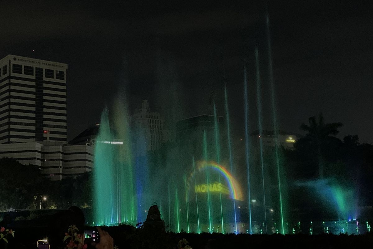 Air Mancur Menari Monas, air mancur menari monas, air mancur menari monas 2025, video mapping monas jam berapa, air mancur menari monas hari ini, video mapping monas hari ini, tips nonton video mapping monas, tips nonton air mancur menari monas, tips wisata di monas, 3 Tips Nonton Air Mancur Menari dan Video Mapping di Monas