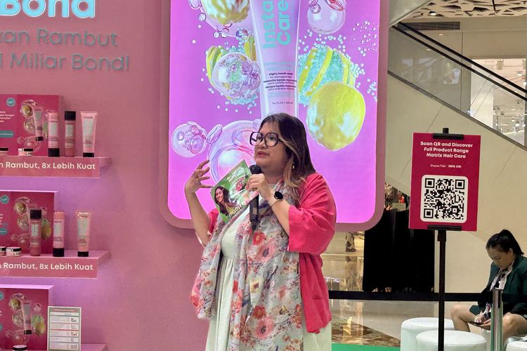 hair oil, rambut kering, hair oil untuk rambut kering dan mengembang, cara memakai hair oil, kandungan hair oil yang bagus, Mengapa Rambut Kering Perlu Hair Oil Setelah Keramas, Rambut kering butuh nutrisi tambahan, Perlindungan dari kerusakan akibat styling, Cara tepat menggunakan hair oil, Pilih hair oil dengan kandungan yang tepat