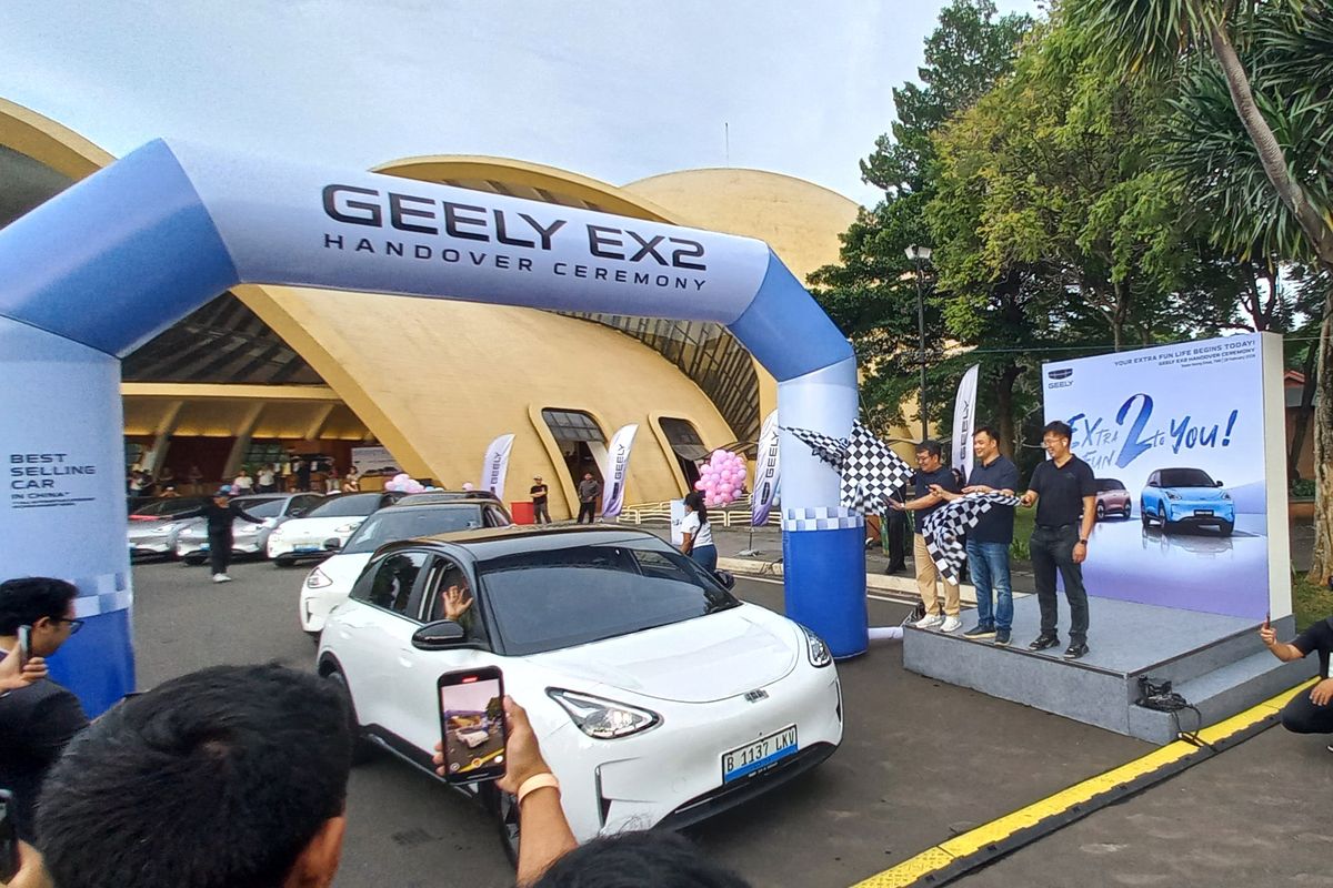 Geely, IIMS, Geely Auto Indonesia, TMII, GJAW, Mobil listrik, Geely Serahkan Langsung Ratusan Unit Geely EX2 ke Konsumen