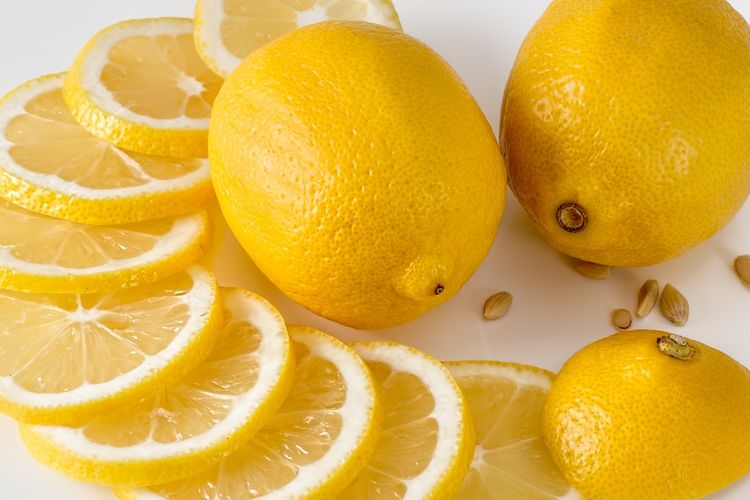 cara menyimpan lemon agar awet, cara menyimpan lemon yang sudah dipotong, lemon awet berbulan bulan, trik simpan buah di kulkas, Cara Simpan Lemon Berbulan-bulan, Airnya Tetap Melimpah, 1. Simpan lemon di suhu ruang, 2. Taruh lemon utuh di kulkas, 3. Bungkus lemon yang sudah dipotong, 4. Simpan jus lemon, 5. Bekukan lemon utuh atau irisan