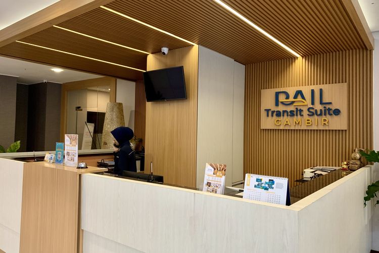 Fasilitas di Stasiun Gambir, 20 Fasilitas di Stasiun Gambir untuk Penumpang, Banyak yang Gratis, 1. Area tunggu, 2. Restoran, 3. Toilet untuk disabilitas, 4. Area bermain anak (playground), 5. Taman dalam stasiun, 6. Luxury Lounge, 7. Dispenser air gratis, 8. Shower (tempat mandi) dan Locker (titip barang), 9. Musala, 10. Troli bagasi, 11. Porter, 12. Alat bantu jalan dan kursi roda, 13. Lift, 14. Minimarket, 15. Pos kesehatan, 16. Ruang menyusui, 17. Co-working space, 18. Akses transportasi umum, 19. Kursi pijat otomatis, 20. Hotel transit