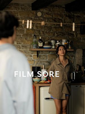 Sheila Dara, Sheila Dara Aisha, film sore istri dari masa depan, style sheila dara, style sore istri dari masa depan, sore istri dari masa depan 2025, outfit film sore, baju sheila dara, 5 Outfit Sheila Dara di Film Sore, Tetap Keren Pakai Baju Cowok, 1. Rok dari dua kemeja, 2. Kaus V-Neck, 3. Hoodie Jonathan yang kebesaran, 4. Kemeja oversized, 5. Bermain dengan kancing