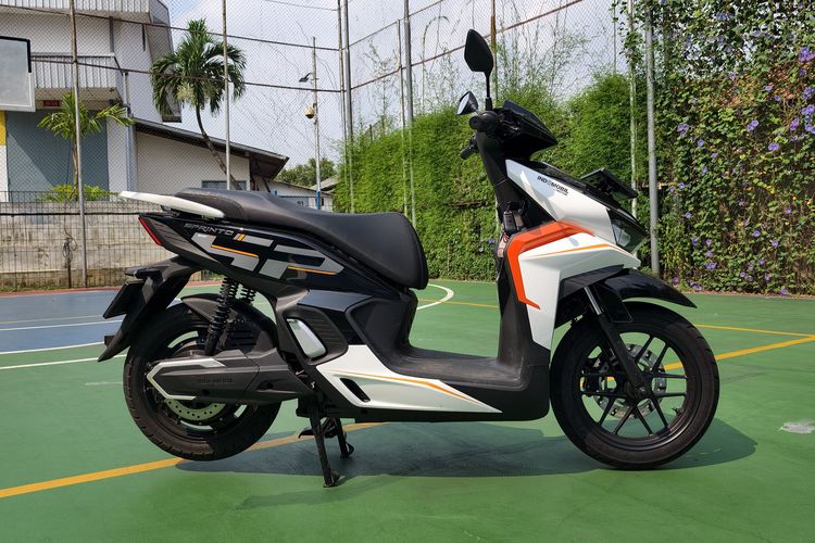 Sprinto, desain, motor listrik, Desain Indomobil Emotor Sprinto: Skutik Listrik Gaya Konvensional, Lekukan Bodi Samping dan Akomodasi Dek, Buritan yang Terasa Generik, Fitur Layar Sentuh dan Kompartemen Depan, Kapasitas Bagasi di Bawah Jok, Kesimpulan