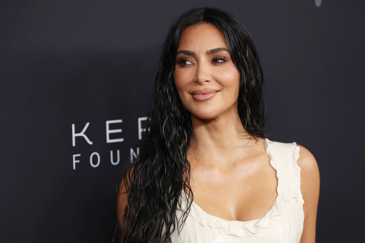 Kim Kardashian, Contek Latihan Olahraga ala Kim Kardashian untuk Tubuh Bugar dan Ideal, 1. Dumbbell romanian deadlifts, 2. Assisted pull-ups, 3. Weighted hollow body crunches, 4. Suitcase carry marches, 5. Bulgarian split squats