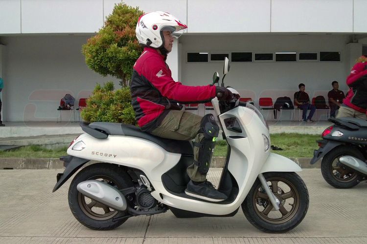 menjaga jarak aman, Victor Assani, kecelakaan beruntun, keselamatan berkendara, Pentingnya Menjaga Jarak Aman Saat Berkendara