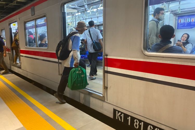 jadwal krl cisauk tanah abang, jadwal krl cisauk tanah abang 2025, jadwal krl dari cisauk ke tanah abang, jadwal krl cisauk tanah abang mei 2025, krl cisauk tanah abang terakhir jam berapa, krl cisauk tanah abang sampai jam berapa, Jadwal KRL Cisauk-Tanah Abang Mei 2025, Termalam 23.04 WIB