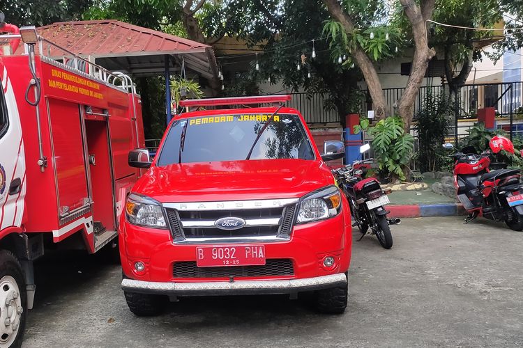 mobil damkar, damkar, mobil pemadam kebakaran, Penyelamatan Kebakaran, Damkar Jakarta, truk damkar, Fungsi Mobil Damkar, Mengenal Ragam Kendaraan Petugas Pemadam Kebakaran