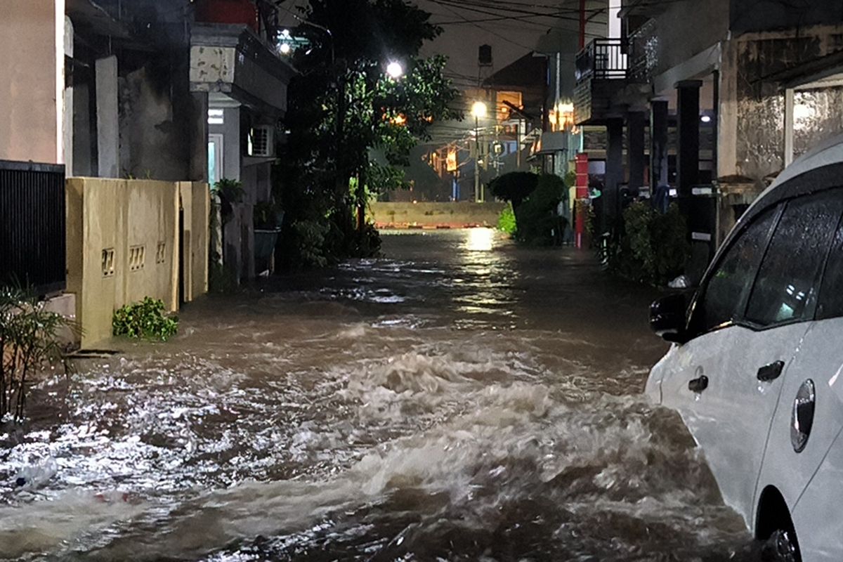 Mobil terseret arus, mobil melewati banjir, Mobil mudah hanyut, Jangan Menerobos Aliran Banjir, Mobil Bisa Hanyut