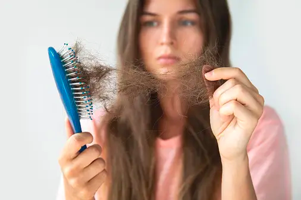 rambut rontok, telogen effluvium, kerontokan rambut, Rambut Rontok Bisa Bersifat Sementara, Ketahui Kapan Perlu ke Dokter, Rambut rontok sementara karena stres, Biasanya membaik dengan perawatan sederhana, Waspadai jika kerontokan tak kunjung berhenti, Kerontokan berkaitan dengan masalah kulit kepala