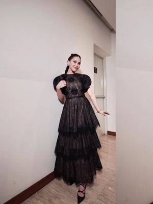 Ayu Ting Ting, Gaya Ayu Ting Ting, Sebastian Gunawan, Sebastian gunawan, Ayu Ting Ting terbaru, busana ayu ting ting, fashion ayu ting ting, gaya ayu ting ting, style ayu ting ting, Gaya Ayu Ting Ting dengan Dress Hitam, Anggun Maksimal