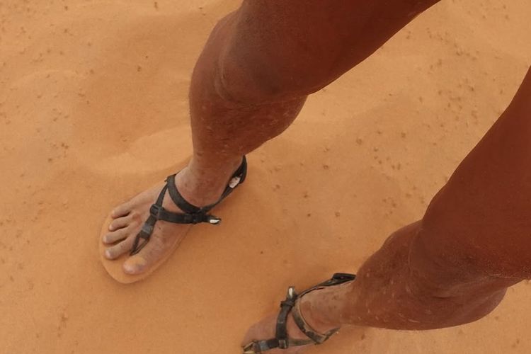 Diego Yanuar, marathon des sables 2025, Pelari indonesia yang marathon pakai sendal, Pelari indonesia di gurun sahara, cerita diego yanuar, diego yanuar sandal, Cerita Diego Yanuar, Taklukkan Marathon 250 Km di Gurun Sahara Pakai Sandal, Dari persiapan fisik hingga logistik, Alasan lari marathon pakai sandal, Dikagumi pelari lain karena pakai sandal, Sampai garis Finish dengan aman