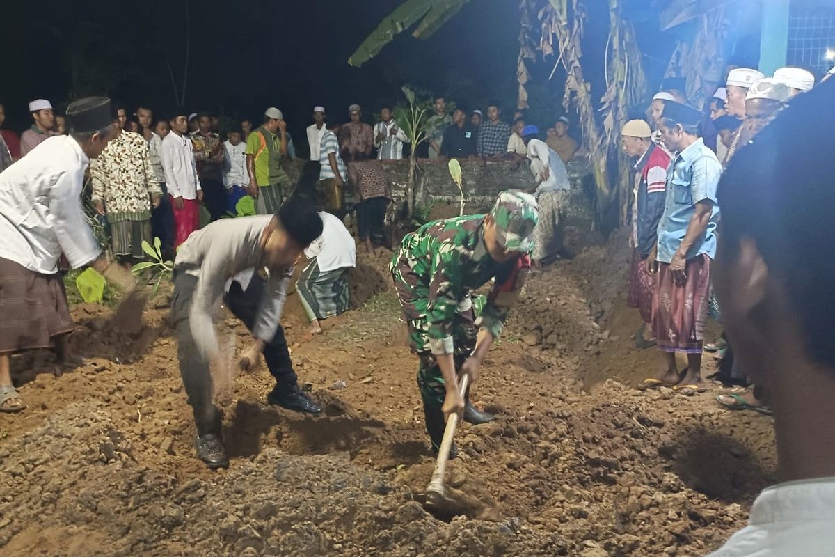 sidoarjo, Bangkalan, Al Khoziny, al khoziny buduran sidoarjo, Ponpes Al Khoziny, ponpes al khoziny ambruk, ponpes al khoziny buduran, santri al khoziny, al khoziny buduran, al khoziny ambruk, Ponpes Al Khoziny berusia 125 tahun, santri al khoziny asal bangkalan, Beriring ke Peristirahatan Terakhir, Kakak Beradik Santri Al Khoziny Dimakamkan Berdampingan, Lima Santri Asal Bangkalan Jadi Korban, Total Delapan Korban dari Bangkalan, Operasi Pencarian Resmi Ditutup, Polda Jatim Akan Selidiki Penyebab Ambruknya Bangunan