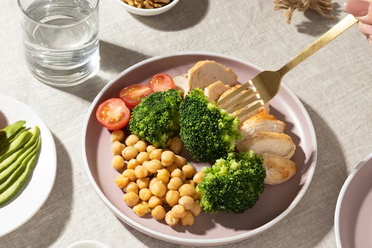 kebiasaan makan, Tips makan, tips makanan sehat, tips makan terbaik, 4 Kebiasaan Makan Terbaik, Bikin Tubuh Lebih Bugar dan Bertenaga, 1. Mulai hari dengan air hangat, 2. Makan dengan tangan , 3. Pilih makanan hangat dan dimasak, 4. Bijak dalam menyimpan dan mengolah sisa makanan