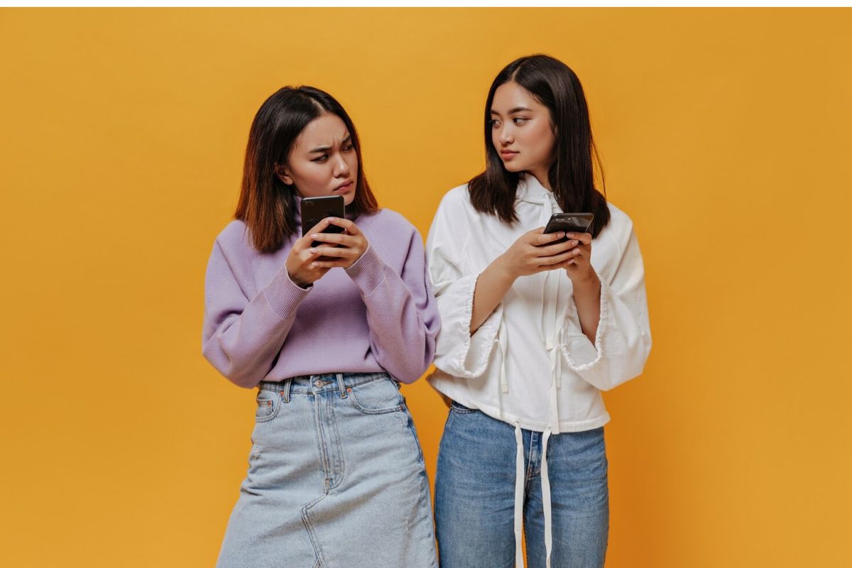 Tekanan Media Sosial pada Anak Perempuan, Psikolog Ungkap Penyebab dan Dampaknya, Tekanan dari Standar Sosial dan Penampilan, Validasi Eksternal dan Rasa Percaya Diri, Tanda-Tanda Anak Mengalami Tekanan, Dampak Serius Cyberbullying, Mengapa Anak Enggan Bercerita?, Peran Orangtua dalam Mendampingi Anak