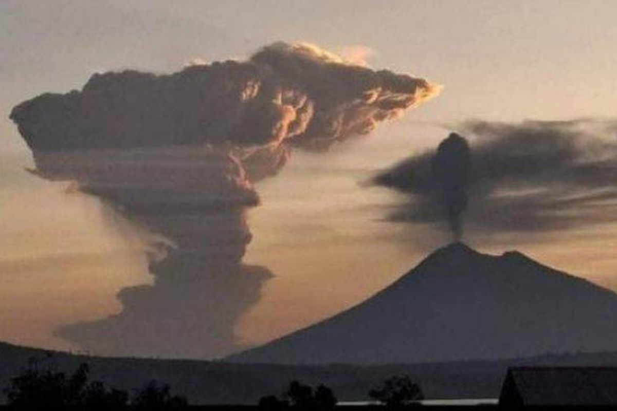 Gunung Lewotobi Laki-laki, Gunung Ile Lewotolok, Gunung Ile Lewotolok erupsi, gunung lewotobi laki-laki, gunung lewotobi laki-laki erupsi, Viral, Penampakan Fenomena Dua Gunung Api Aktif di Flores NTT yang Meletus Hampir Bersamaan, Erupsi Gunung Lewotobi Laki-laki Terjadi Lebih Dulu , Letusan Gunung Ile Lewotolok Menyusul , Fenomena Langka Diabadikan Warga dan Viral di Media Sosial, Kondisi Warga Pasca Erupsi Gunung Lewotobi Laki-laki, Kepala Desa Pululera Pimpin Evakuasi Warga