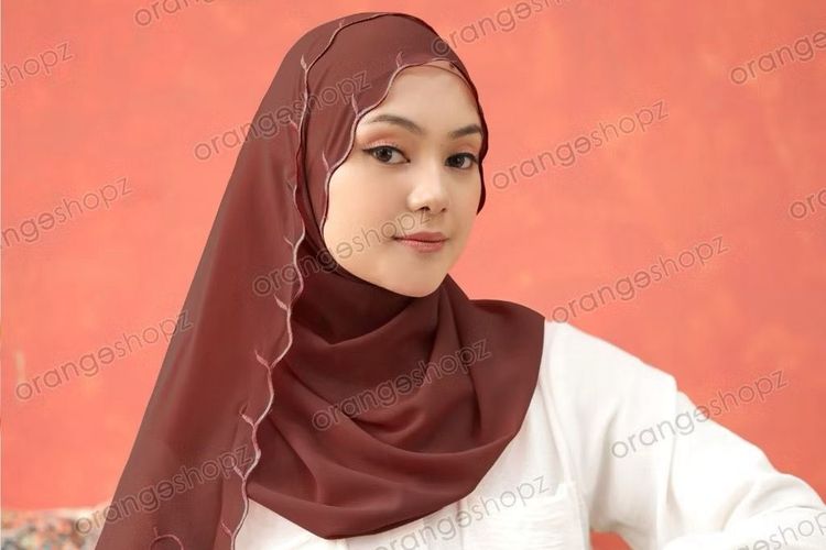 hijab, voal, viscose-rayon, silk, Ramadhan 2025, pashmina cashmere, pashmina bordir, rekomendasi pashmina kekinian, pashmina kekinian, pashmina 2025, 8 Rekomendasi Pashmina Kekinian dengan Harga di Bawah Rp 200.000, 1. Pashmina Bordir Sulam Orangeshopz, 2. Pashmina Silk Yumnakamra, 3. Pashmina Voal Arabian Hijabqa, 4. Pashmina Oval Lozy Hijab, 5. Pashmina Cashmere Kokomi, 6. Pashmina Tencel Loewes, 7. Pashmina Ceruti Motif Floral HIRA, 8. Pashmina Viscose Marble Luxor
