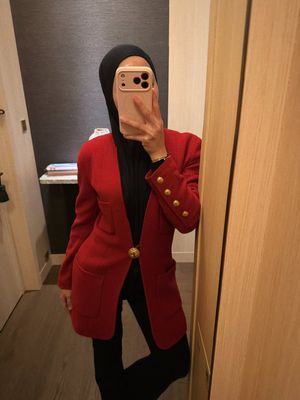 6 Gaya Berhijab Nikita Willy Saat Liburan ke Jepang, Anggun dan Stylish, 1. Blazer merah jadi statement utama, 2. Hijab simpel yang menyatu dengan outfit, 3. Siluet monokrom di bagian bawah memberi efek jenjang, 4. Makeup natural dan aksesori minim tetap jadi andalan, 5. Sepatu pointed heels memberi kesan dewasa, 6. Kacamata hitam menambah sentuhan modern