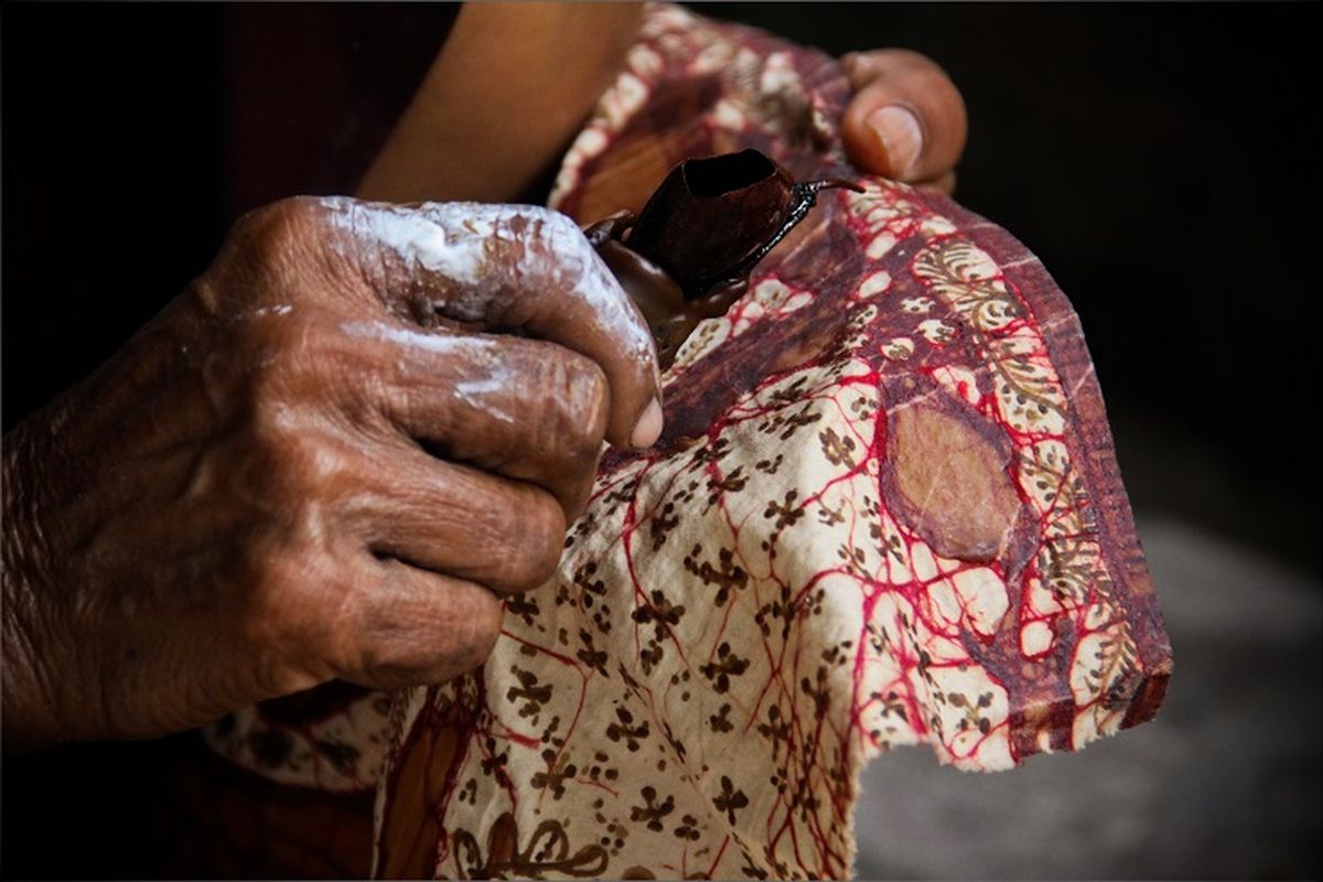 batik tulis, Rembang, Lasem, batik indonesia, batik tulis lasem, Lasem Kota Batik, hari batik, Batik Lasem, hari batik 2 oktober, rembang jawa tengah, Sejarah Batik Lasem, Warisan Perpaduan Jawa dan Tionghoa yang Bertahan hingga Kini, Kejayaan Batik Lasem di Abad ke-19, Perpaduan Jawa dan Tionghoa dalam Motif, Kemunduran dan Kebangkitan Kembali, Regenerasi Pembatik