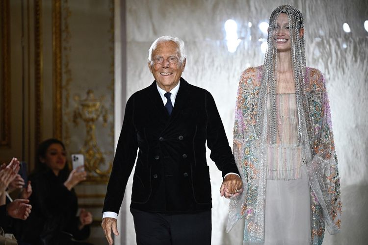 Giorgio Armani, Giorgio Armani wafat, profil Giorgio Armani, brand giorgio armani, karya giorgio armani, giorgio armani meninggal dunia, kekayaan giorgio armani, berapa kekayaan giorgio armani, Giorgio Armani Meninggal Dunia di Usia 91 Tahun, Dunia Fashion Berduka