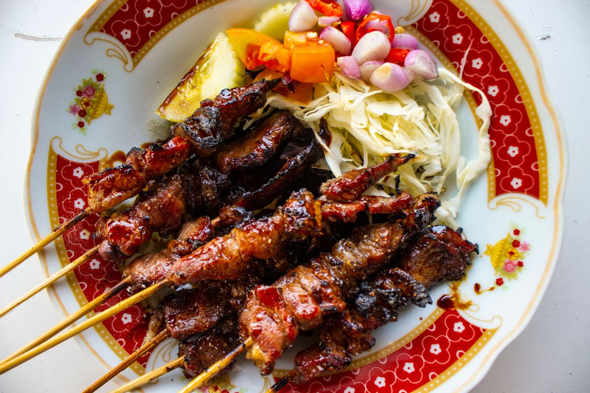 Sate kambing, sate kambing, Sate Kambing, bau prengus daging kambing, cara agar daging kambing tidak prengus, cara bikin sate kambing biar empuk dan enak, 6 Tips Jitu Membuat Sate Kambing Empuk dan Bebas Bau Prengus, 1. Pilih daging kambing muda, 2. jangan cuci daging kambing, 3. Gunakan bahan alami untuk mengempukkan daging, 4. Marinasi dengan bumbu yang tepat, 5. Gunakan arang dari kayu berkualitas, 6. Sajikan dengan bumbu kacang atau kecap pedas