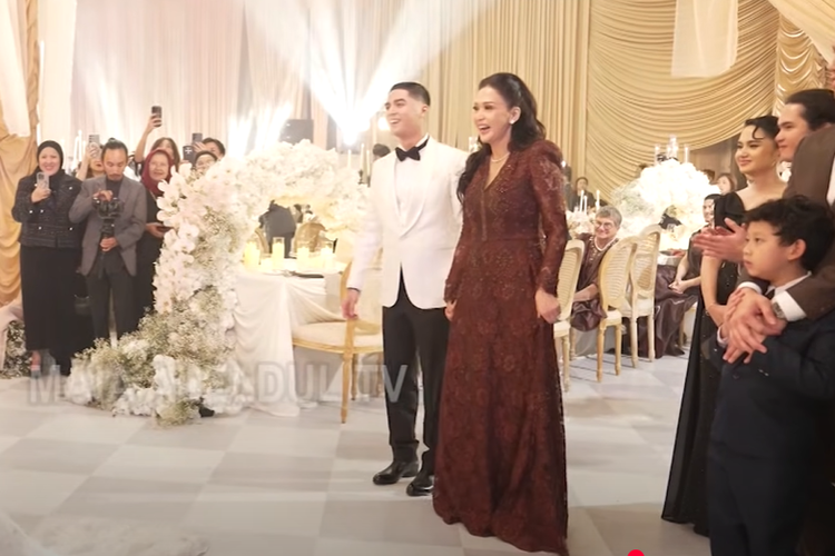 Maia Estianty, Al Ghazali, Alyssa Daguise, al ghazali menikah, pernikahan al ghazali dan alyssa daguise, alyssa daguise menikah, intimate dinner pernikahan Al Ghazali, Gaya Anggun Maia Estianty dengan Gaun Brokat Cokelat di Intimate Dinner Pernikahan Al Ghazali