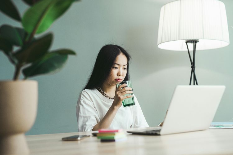 makan malam, penurunan berat badan, pembakaran lemak, Ingin Berat Badan Turun? Ahli Gizi Sarankan 5 Minuman Ini Setelah Makan Malam, 1. Kefir, 2. Air putih, 3. Teh hijau tanpa kafein, 4. Jus ceri asam, 5. Minuman fungsional