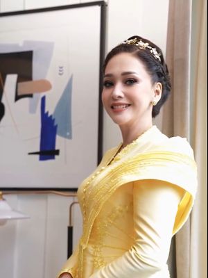 Maia Estianty, Ahmad Dhani, El Rumi, Syifa Hadju, gaya Maia Estianty, 9 Gaya Maia Estianty Saat Lamaran El Rumi–Syifa Hadju, Anggun Bernuansa Butter Yellow, 1. Warna butter yellow yang lembut, 2. Kebaya rancangan desainer lokal, 3. Detail bordir, 4. Selendang dengan draping elegan, 5. Riasan glowy, 6. Riasan mata yang lembut, 7. Tatanan rambut klasik nan rapi, 8. Aksesori rambut, 9. Cincin statement