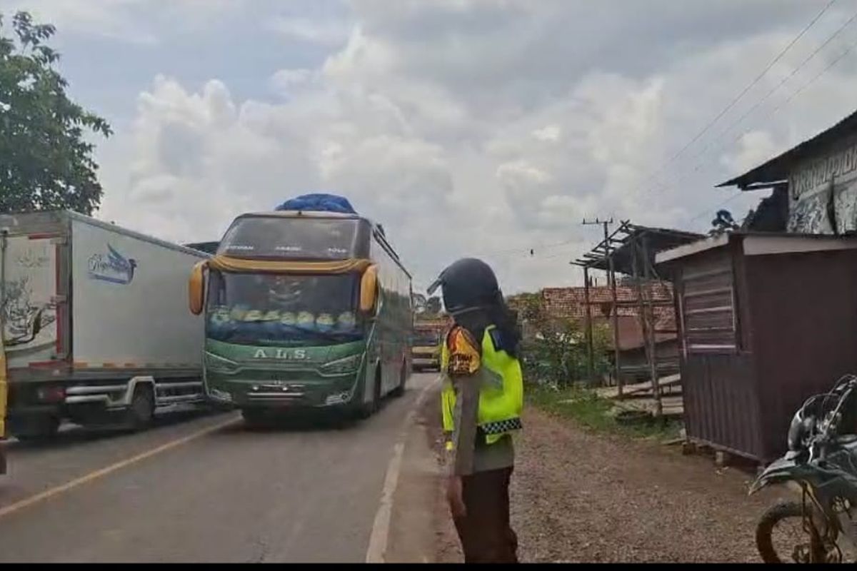 jalur lawan, adu kambing, Mengapa Truk dan Bus Ambil Jalur Lawan: Kisah Bahaya Jalinsum Pantura