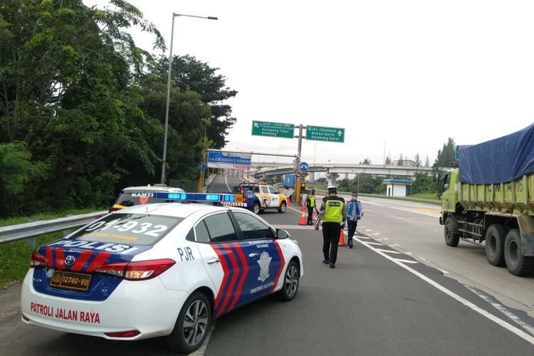 tol layang, Tol MBZ, libur Nataru, H-6 Nataru, Arus Kendaraan di Tol Layang MBZ Mulai Padat
