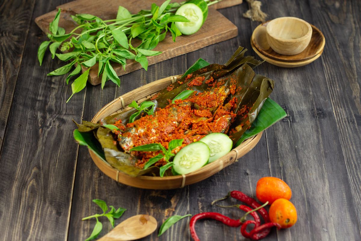 pepes ikan, Pepes Ikan Selalu Hancur? Ternyata Kamu Kurang 1 Bahan Ini!, 1. Campurkan ragi ke dalam bumbu halus, 2. Masak ikan bersama bumbu yang telah diberi ragi, 3. Rebus ikan selama 2 jam, 4. Bungkus dan bakar