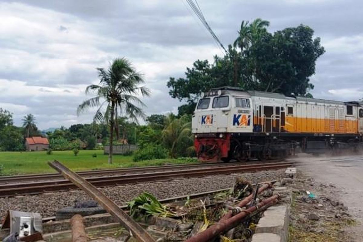 KA Gajayana, Palang Pintu Rusak Imbas Kecelakaan KA Gajayana vs Truk di Kebumen, Petugas Diturunkan untuk Atur Lalu Lintas, Pos Palang Pintu JPL 582 Hancur, Rekayasa Lalu Lintas di Jalur Nasional, Jalur Rel Telah Kembali Normal, Kesaksian Warga di Lokasi Kejadian, Identitas Korban Kecelakaan, Polisi Lakukan Penanganan dan Penyelidikan, Jalur Hulu Sempat Ditutup