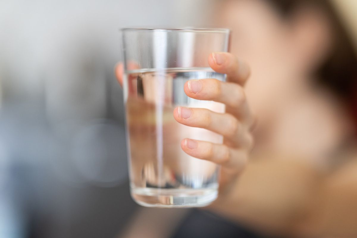 cara menurunkan berat badan, manfaat air putih, air putih untuk diet, air putih untuk turunkan berat badan, cara minum air putih agar berat badan turun, manfaat air putih untuk diet, 5 Manfaat Minum Air Putih untuk Turunkan Berat Badan, 1. Menekan nafsu makan, 2. Meningkatkan pembakaran kalori, 3. Mengurangi asupan kalori dari minuman lain, 4. Membantu proses pembakaran lemak, 5. Meningkatkan performa saat berolahraga