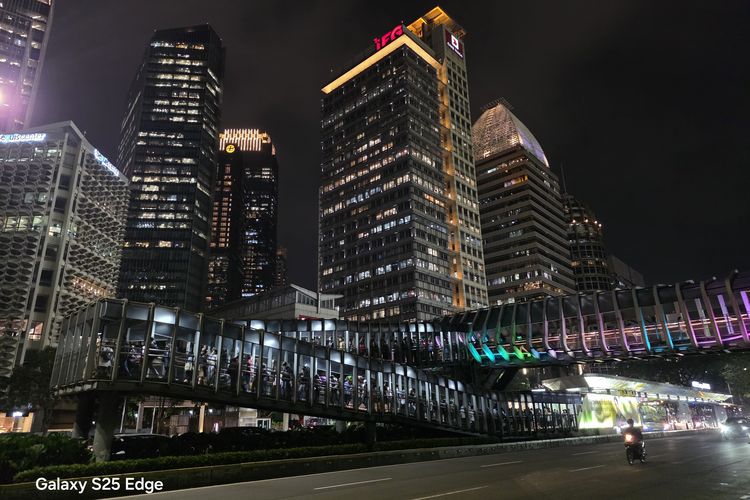 Samsung, Galaxy S25 Edge, Samsung S25 Edge, Jakarta, kamera 200 MP, zoom, Senayan, hasil foto, low light, Kamera 200 MP, samsung s25 edge, HP tipis, Kamera 200 MP Samsung Galaxy S25 Edge Merekam Jakarta, Tajam Meski Tanpa Telefoto, Tanpa kamera telefoto, zoom tetap andal, Foto malam hari , AI dan fitur edit pintar, Sampel foto Galaxy S25 Edge di Taipei
