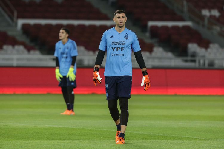 Manchester United, Bursa Transfer, Man United, Andre Onana, Royal Antwerp, Ruben Amorim, emi martinez, Altay Bayindir, Senne Lammens, kiper baru man united, Alasan Man United Mundur dari Perburuan Emi Martinez dan Pilih Senne Lammens