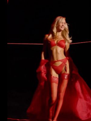 victoria secret, bella hadid, victoria secret fashion show 2025 kapan, victoria secret fashion show 2025, Victoria Secret Fashion Show, bella hadid victoria secret, victoria secret fashion show 2025 jadwal, 7 Style Bella Hadid di Victoria’s Secret Fashion Show 2025, Glamor dan Elegan, 1. Lingerie merah berpotongan klasik, 2. Cape panjang dramatis, 3. Rambut pirang, 4. Makeup, 5. Lingerie perak dengan detail fringe, 6. Sayap bunga putih, 7. Heels berwarna senada